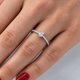 0.45 Kt. Doğal Oval Pırlanta Yan Taşlı Yüzük