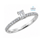 0.50 Karat F Rengi HRD Sertifikalı Emerald Kesim Yan Taşlı Yüzük