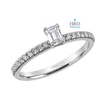 0.55 Karat F Rengi HRD Sertifikalı Emerald Kesim Yan Taşlı Yüzük