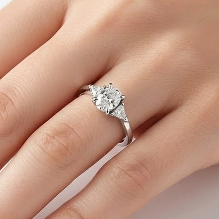 0.95 Kt. Kenar Taşlı Oval Tektaş Doğal Pırlanta Yüzük