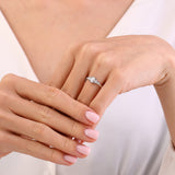 0.70 Ct. Doğal Oval Pırlanta Yan Taşlı Yüzük, 14 Ayar Altın