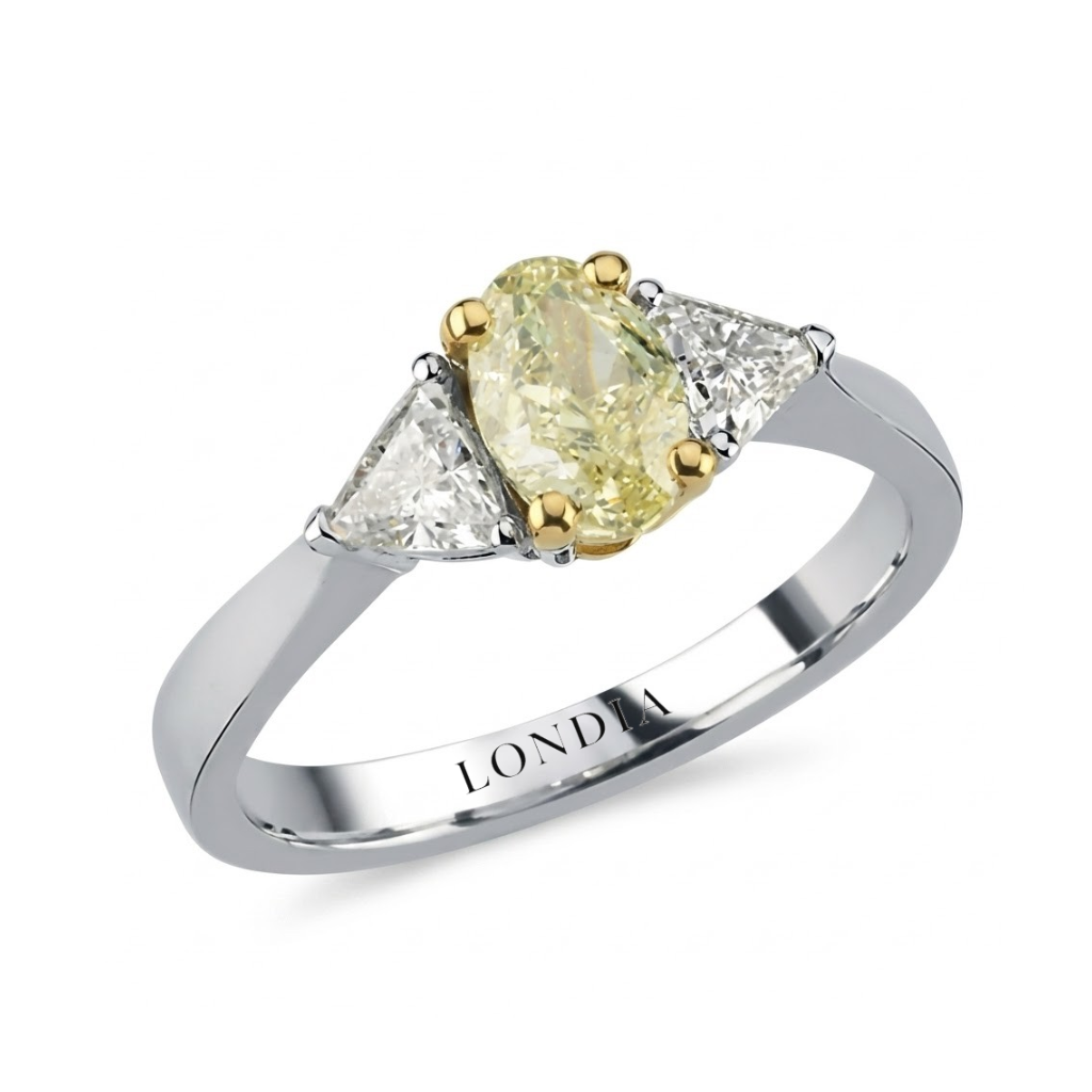1,35 Ct. Doğal Oval Pırlanta Yan Taşlı Yüzük, 18 Ayar Altın