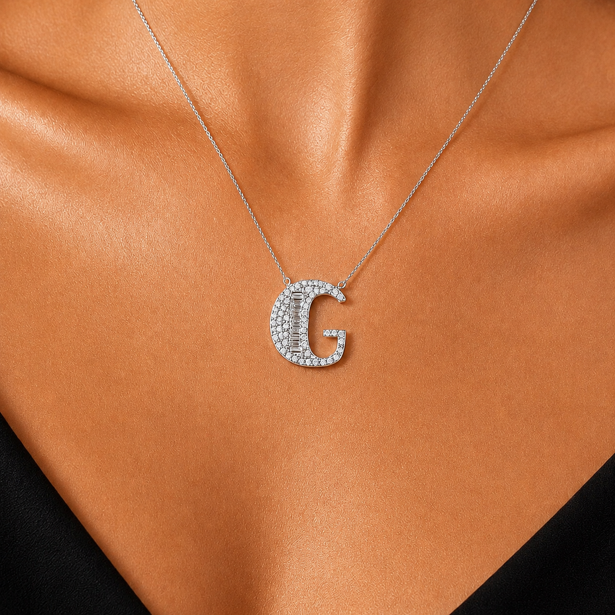 Kişiye Özel G Harfli Baget 0.45 Karat Doğal Pırlanta Kolye