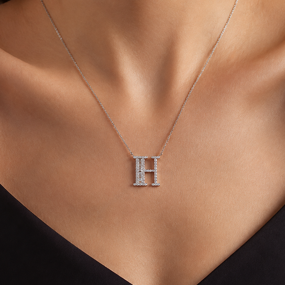 Kişiye Özel H Harfli Baget 0.45 Karat Doğal Pırlanta Kolye