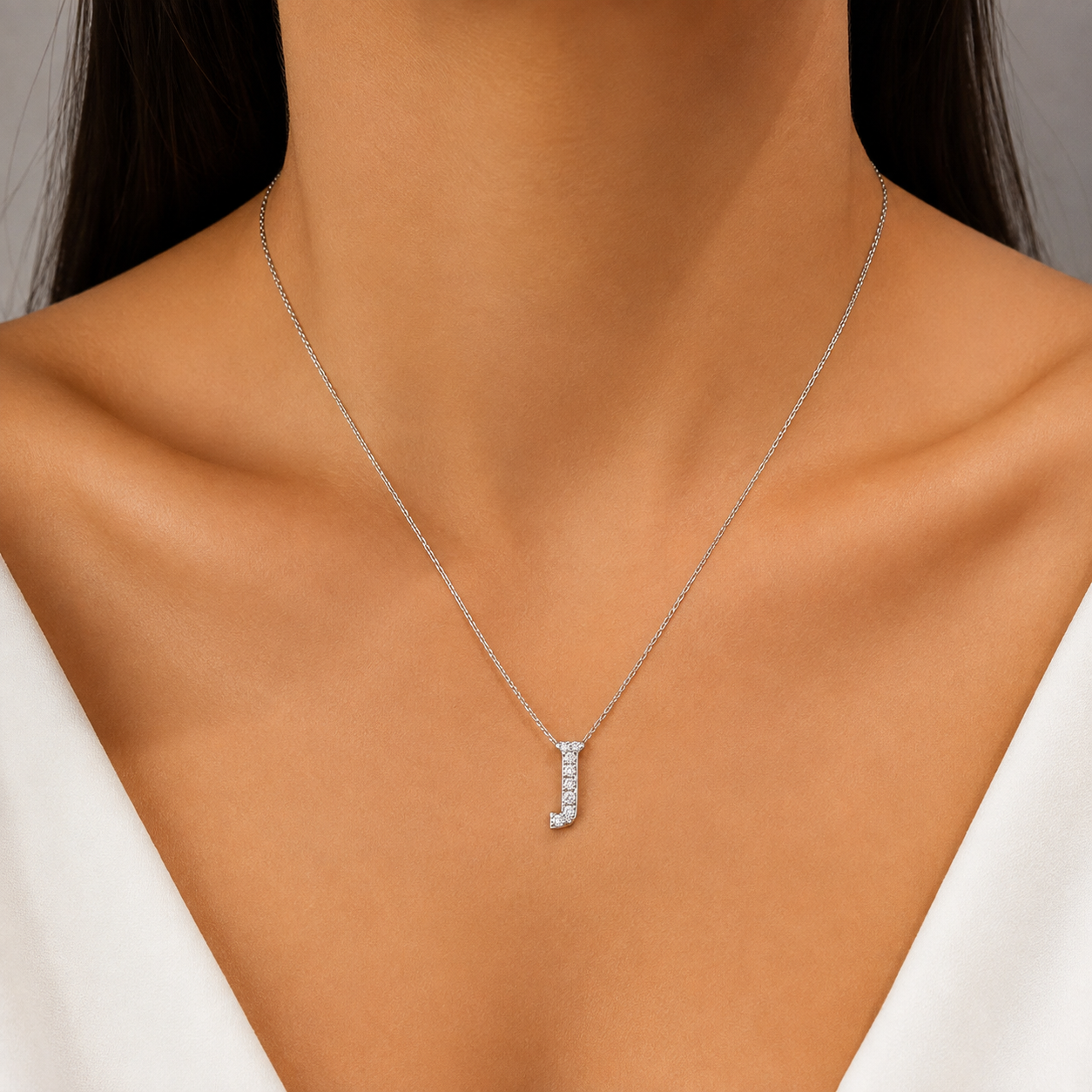 Kişiye Özel J Harfli Mini 0.05 Karat Doğal Pırlanta Kolye