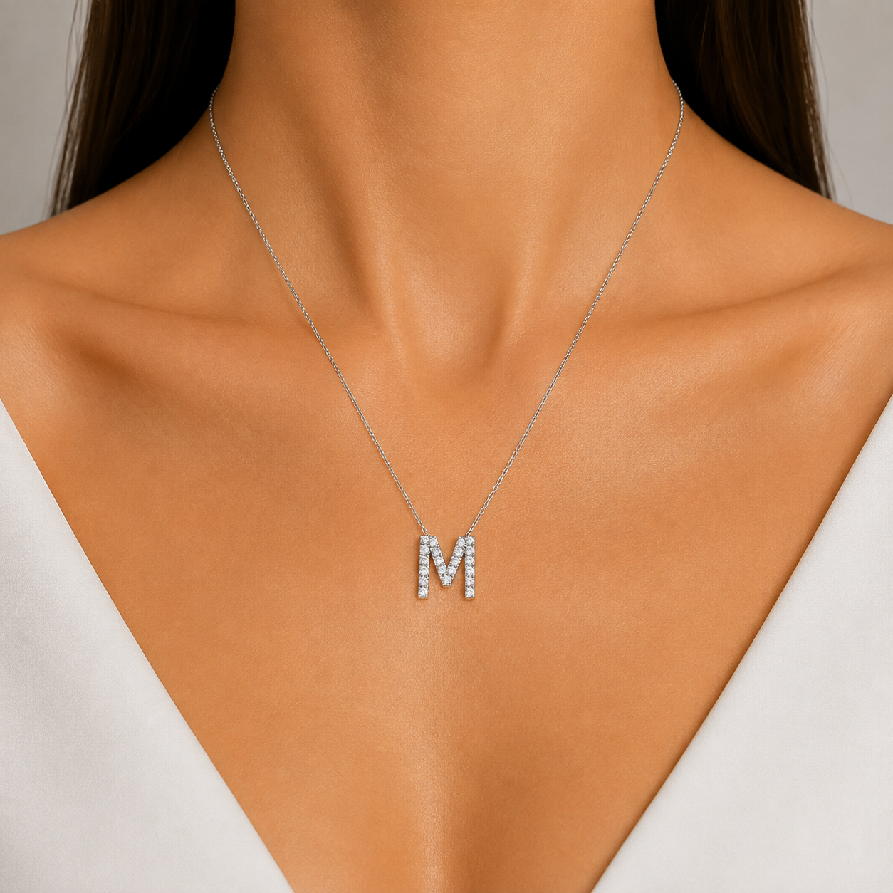 Kişiye Özel M Harfli Mini 0.10 Karat Doğal Pırlanta Kolye