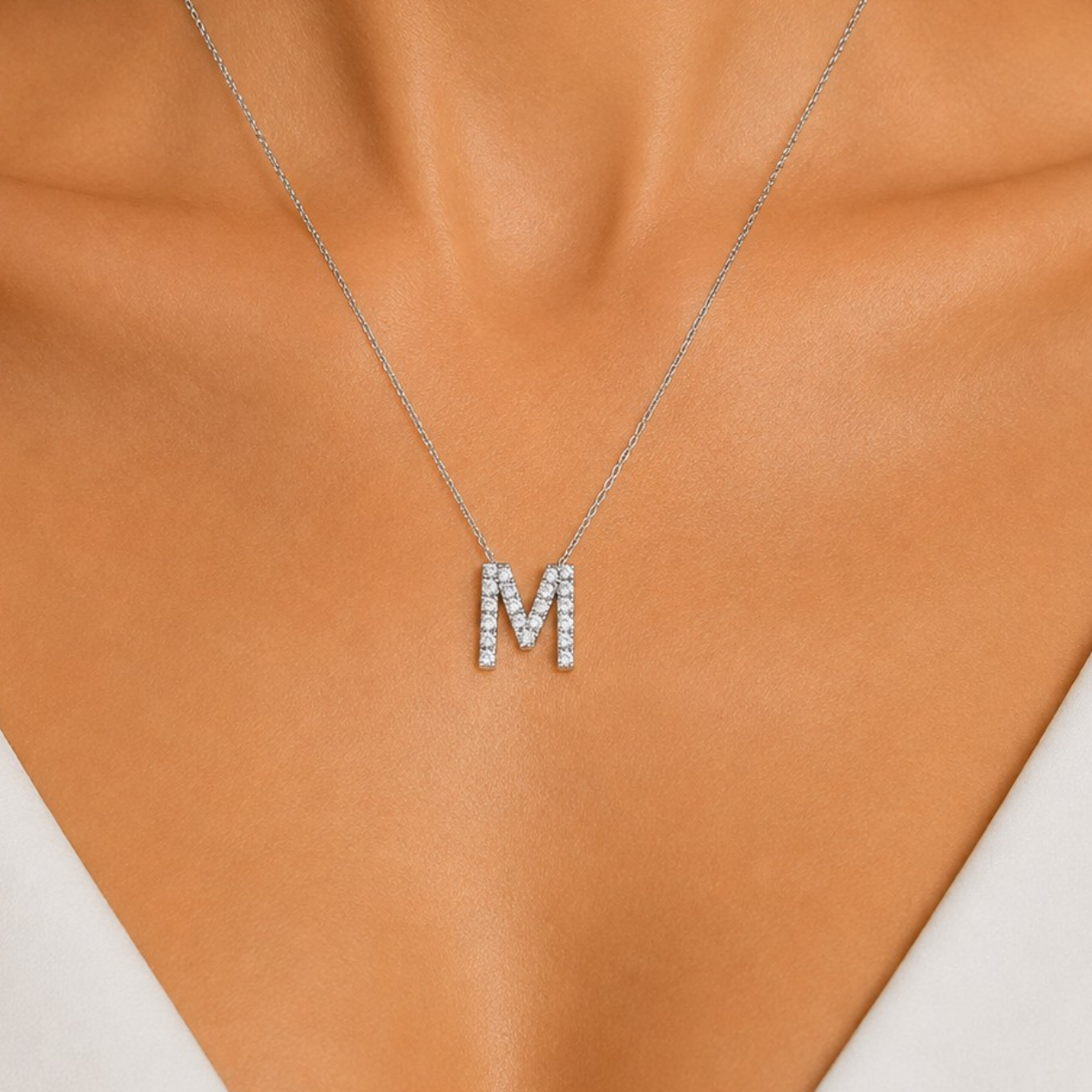 Kişiye Özel M Harfli Mini 0.10 Karat Doğal Pırlanta Kolye
