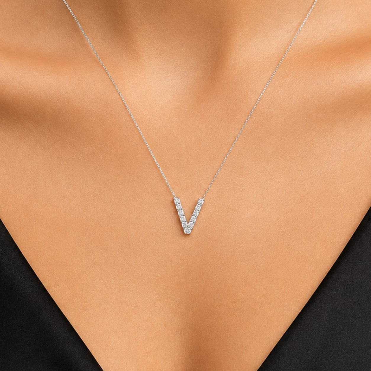 Kişiye Özel V Harfli Mini 0.05 Karat Doğal Pırlanta Kolye