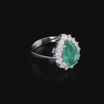 1,25 Ct Doğal Pırlanta ve 3,55 Ct Doğal Zümrüt Halo Yüzük 18K Altın