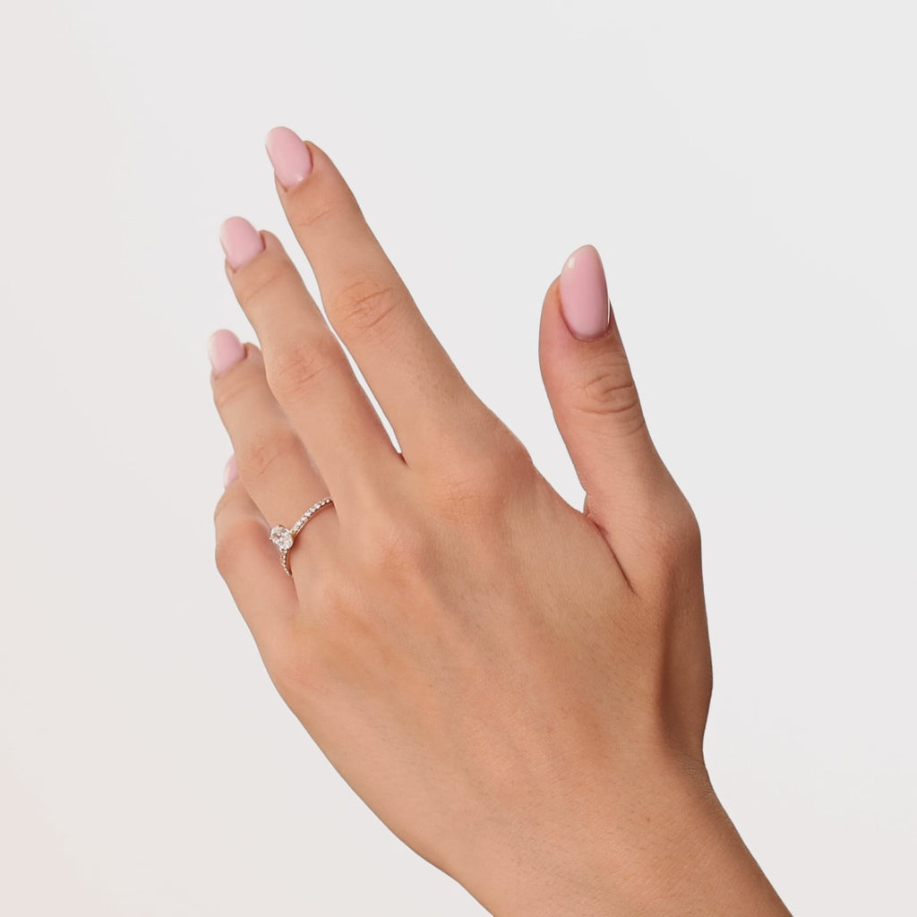 0.65 Ct. Doğal Pırlanta Oval Tektaş ‘Yan Taşlı’ Yüzük, 14 Ayar Altın