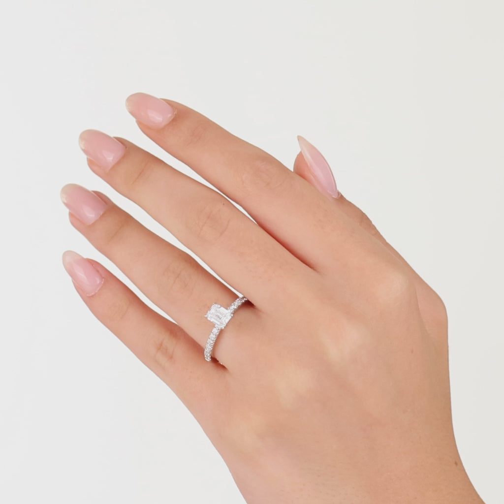 1.20 Ct. Doğal Pırlanta Baget Kesim Yan Taşlı Tasarım Yüzük, 18 Ayar Altın